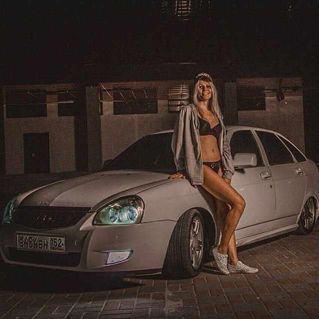 Девушка голая и приора фото